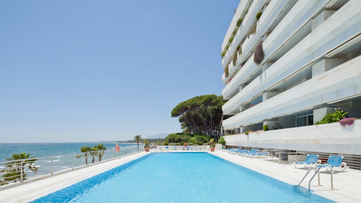 Marina Mariola Marbella, Apartamento 2 dormitorios en fachada Sur, vista directa al mar.