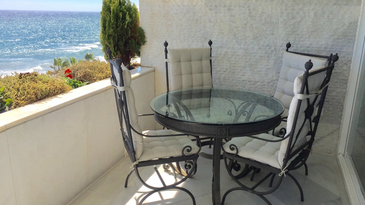 Marina Mariola Marbella, Apartamento 2 dormitorios en fachada Sur, vista directa al mar.