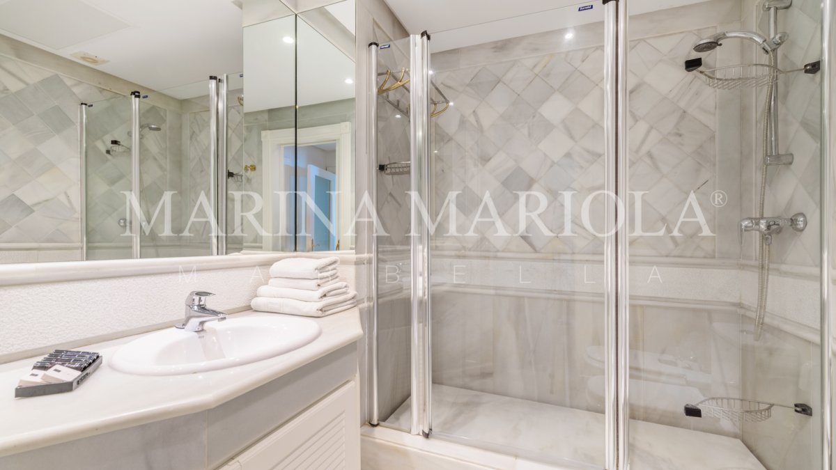 Marina Mariola Marbella, Apartamento 2 dormitorios en fachada Sur, vista directa al mar.