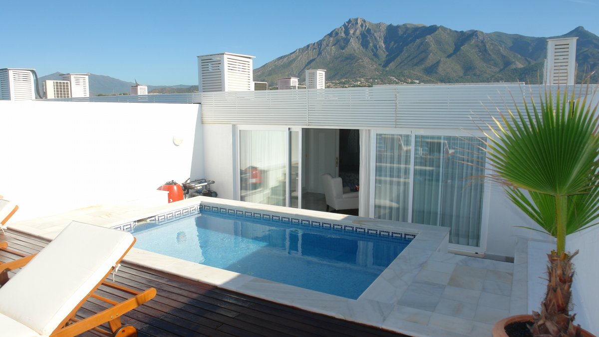 Marina Mariola Marbella, Ático Duplex 3 Dormitorios con Piscina Privada.