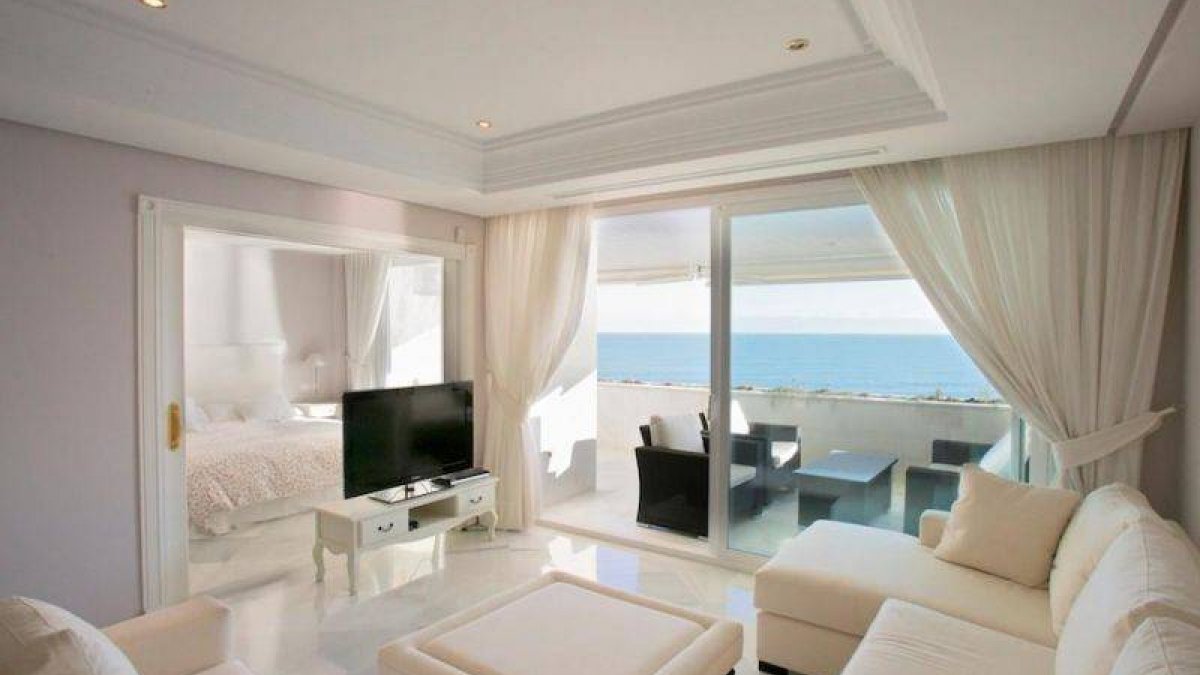 Marina Mariola Marbella, Ático Duplex 3 Dormitorios con Piscina Privada.